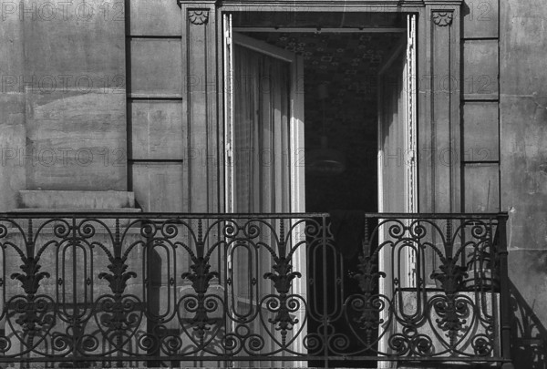 1975, Paris, bolulevard, bistro, bar, cafe. people.