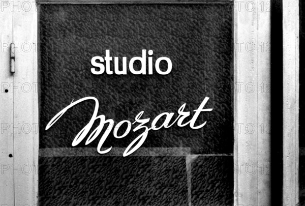 1975, Paris, Marais, dance school.