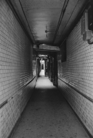 1975, Paris, Marais, passage.