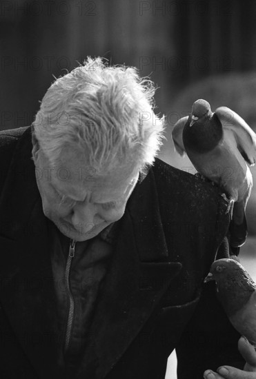 1975, Paris, Marais,  old man with pigeons.