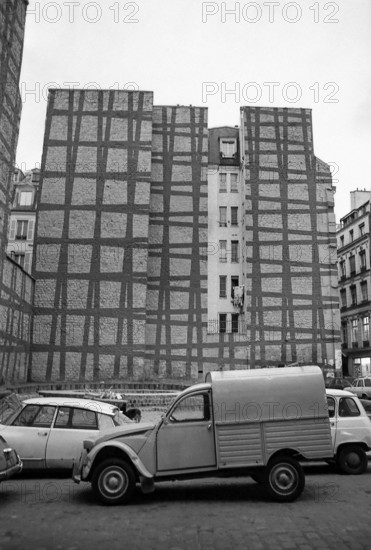 1975, Paris, Rive droite. Graphic building.