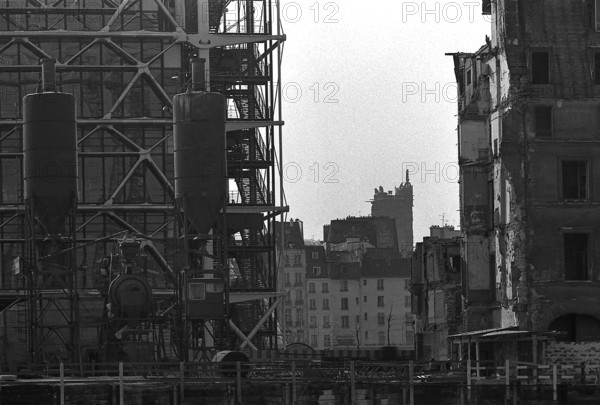 1975, Paris, Rive droite building under restoration.