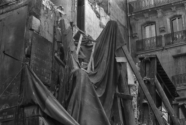1975, Paris, Rive droite building under restoration.