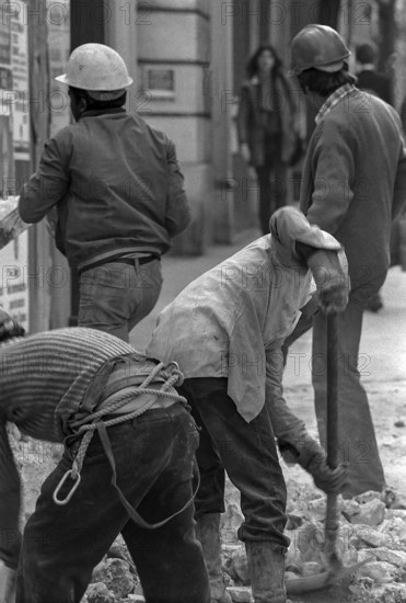 1975, Paris, Rive droite, men at work.