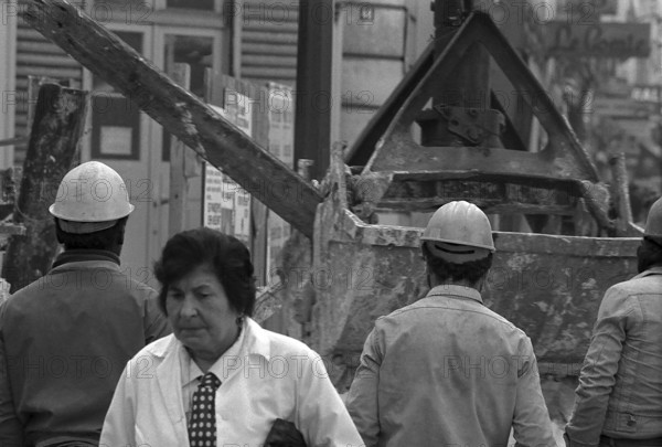 1975, Paris, Rive droite, men at work.