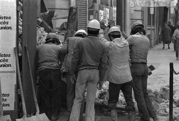 1975, Paris, Rive droite, men at work.