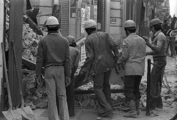 1975, Paris, Rive droite, men at work.