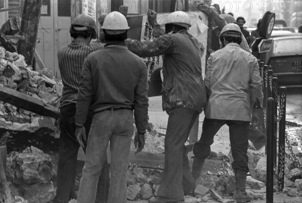1975, Paris, Rive droite, men at work.