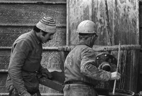 1975, Paris, Rive droite, men at work.