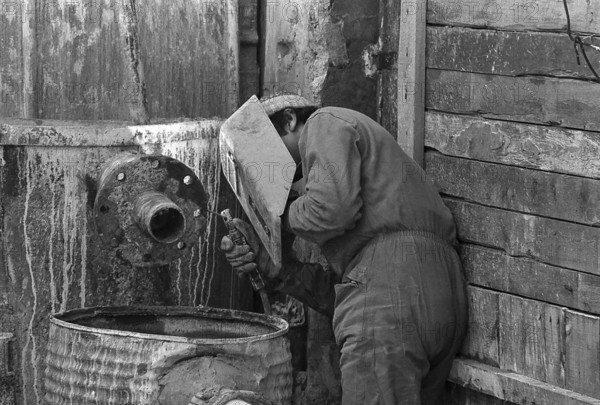 1975, Paris, Rive droite, men at work.