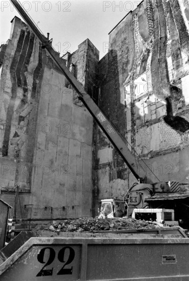 1975, Paris, Rive droite, building under demolition.