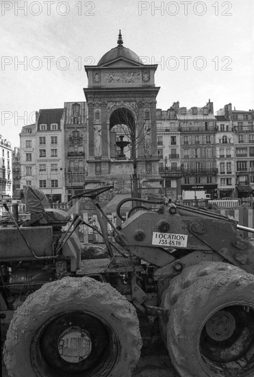 1975, Paris, Rive droite, men at work.