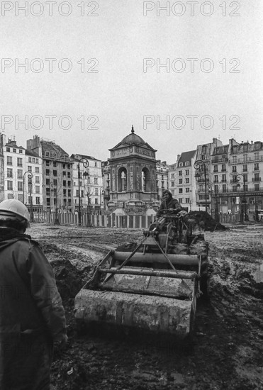 1975, Paris, Rive droite, men at work.