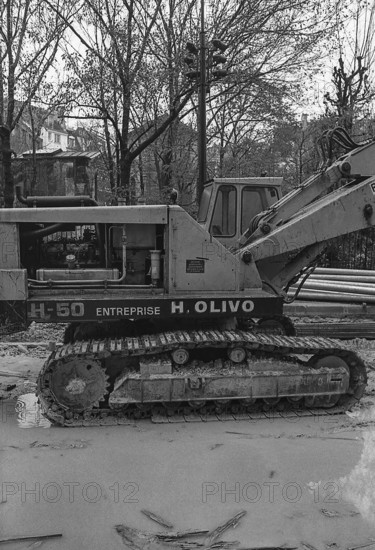 1975, Paris, Rive droite, men at work.