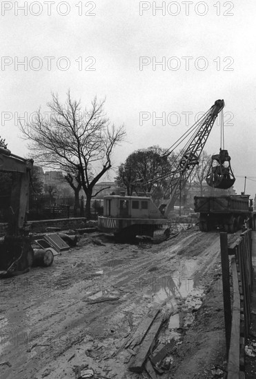 1975, Paris, Rive droite, men at work.