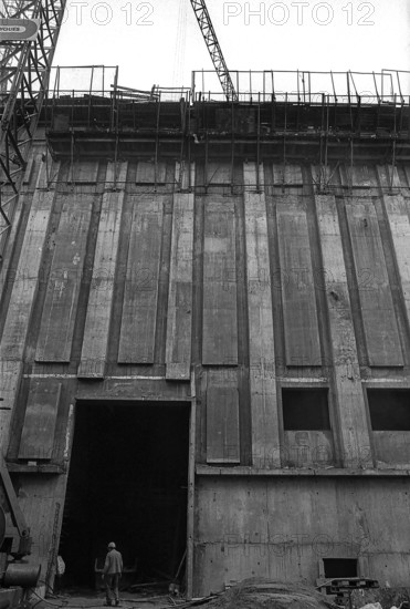 1975, Paris, Rive droite building under restoration.