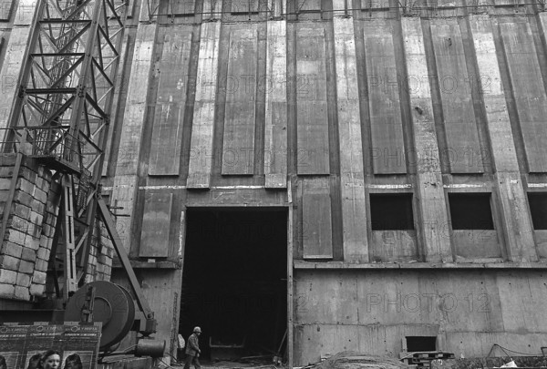 1975, Paris, Rive droite building under restoration.