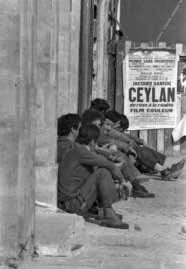 1975, Paris, Rive droite, men at work, work break.