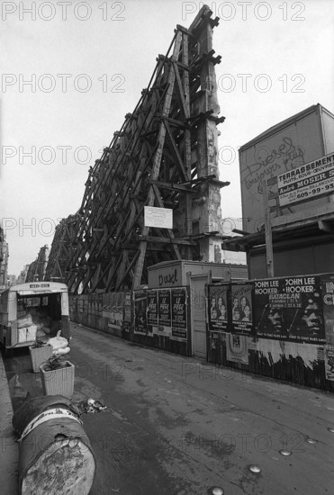 1975, Paris, Rive droite, building under demolition, bulkhead.