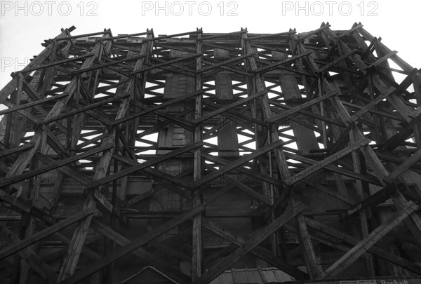 1975, Paris, Rive droite, building under demolition, bulkhead.