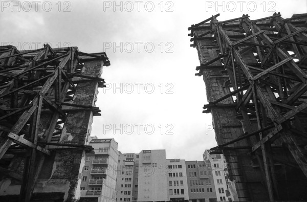 1975, Paris, Rive droite, building under demolition, bulkhead.