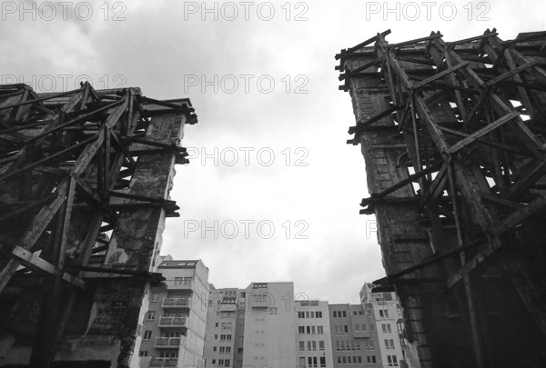 1975, Paris, Rive droite, building under demolition, bulkhead.