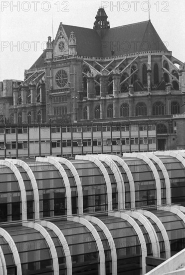 1976, Paris, Rive droite, Les Halles. shopping center, church. Saint-Eustache.