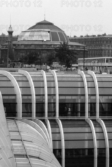1976, Paris, Rive droite, Les Halles, shopping center.