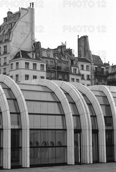 1976, Paris, Rive droite, Les Halles, shopping center.