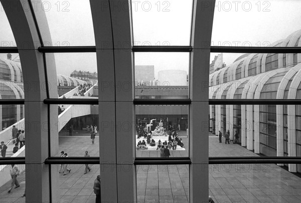 1976, Paris, Rive droite, Les Halles, shopping center.