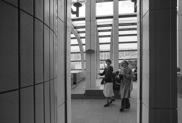 1976, Paris, Rive droite, Les Halles, shopping center.
