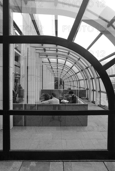 1976, Paris, Rive droite, Les Halles, shopping center.