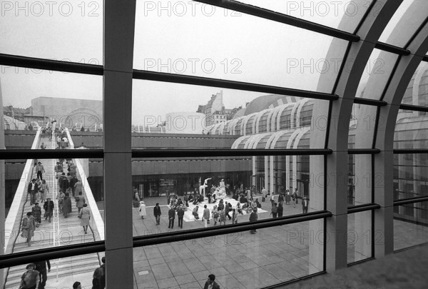 1976, Paris, Rive droite, Les Halles, shopping center.