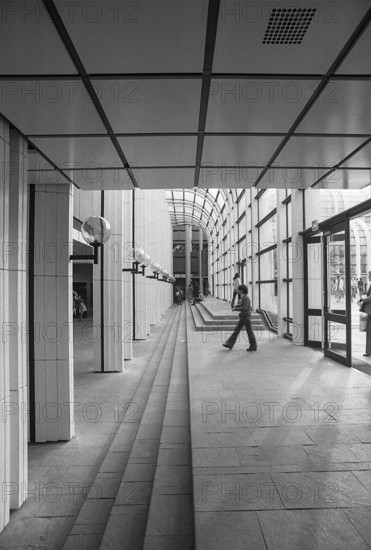 1976, Paris, Rive droite, Les Halles, shopping center.