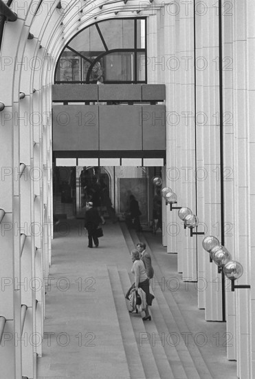 1976, Paris, Rive droite, Les Halles, shopping center.