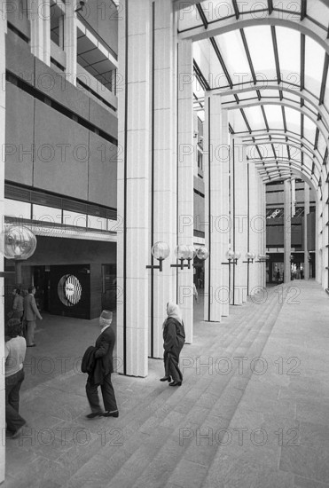 1976, Paris, Rive droite, Les Halles, shopping center.