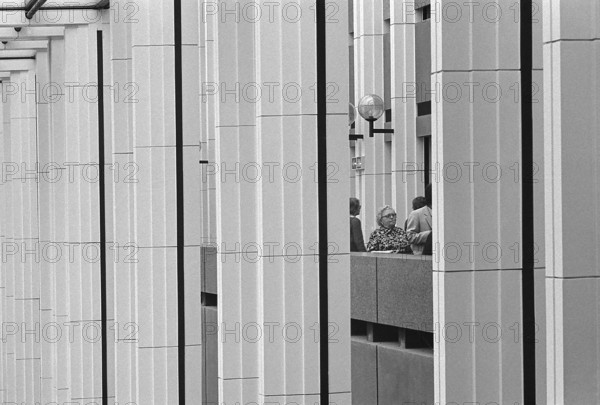 1976, Paris, Rive droite, Les Halles, shopping center.