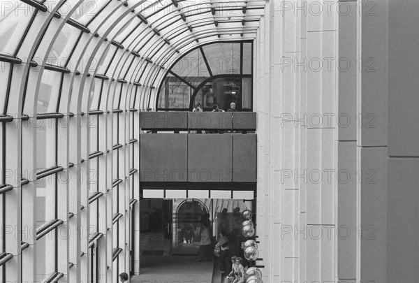1976, Paris, Rive droite, Les Halles, shopping center.