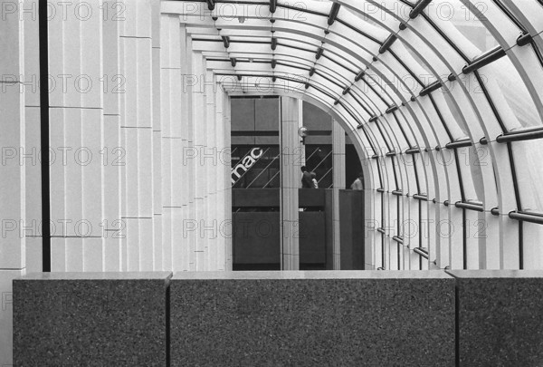 1976, Paris, Rive droite, Les Halles, shopping center.