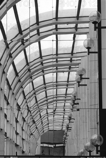 1976, Paris, Rive droite, Les Halles, shopping center.