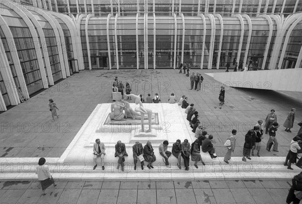 1976, Paris, Rive droite, Les Halles, shopping center.