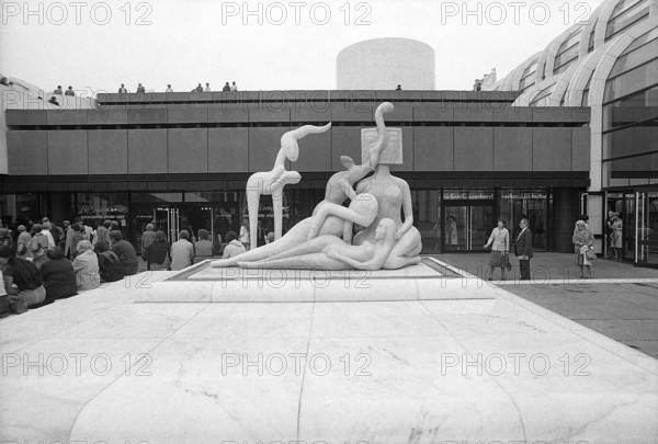 1976, Paris, Rive droite, Les Halles, shopping center.