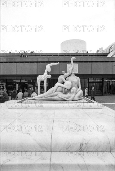 1976, Paris, Rive droite, Les Halles, shopping center.