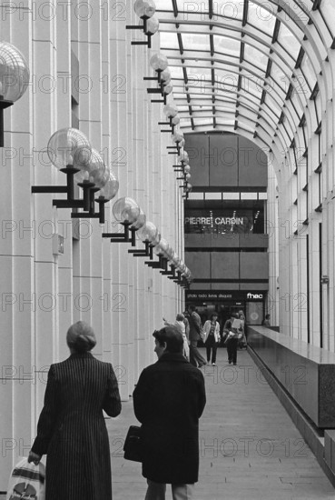 1976, Paris, Rive droite, Les Halles, shopping center.