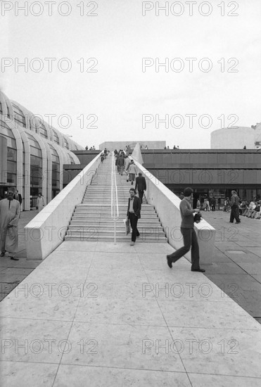 1976, Paris, Rive droite, Les Halles, shopping center.
