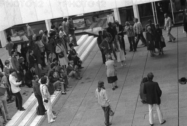 1976, Paris, Rive droite, Les Halles, shopping center.