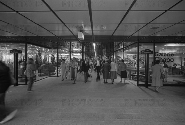 1976, Paris, Rive droite, Les Halles, shopping center.