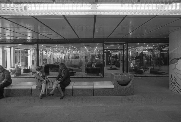 1976, Paris, Rive droite, Les Halles, shopping center.