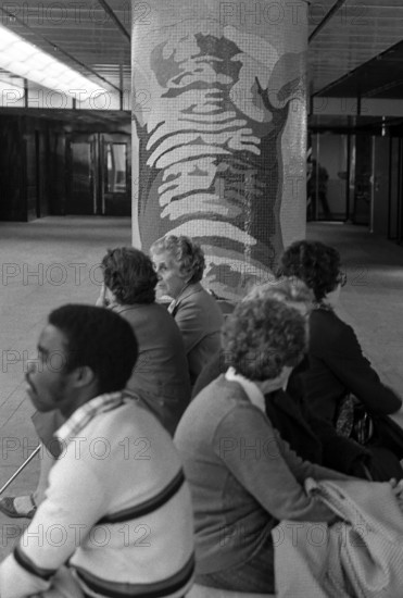 1976, Paris, Rive droite, Les Halles, shopping center.