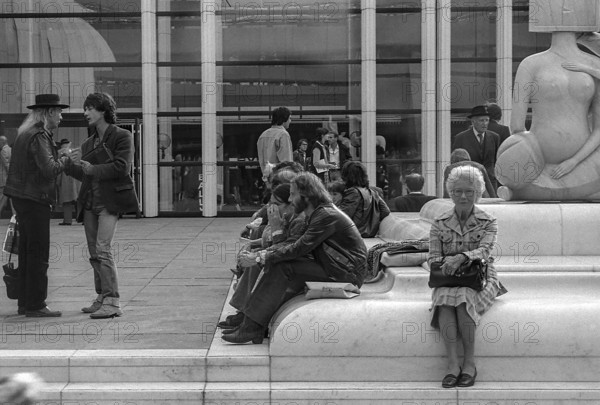 1976, Paris, Rive droite, Les Halles, shopping center.